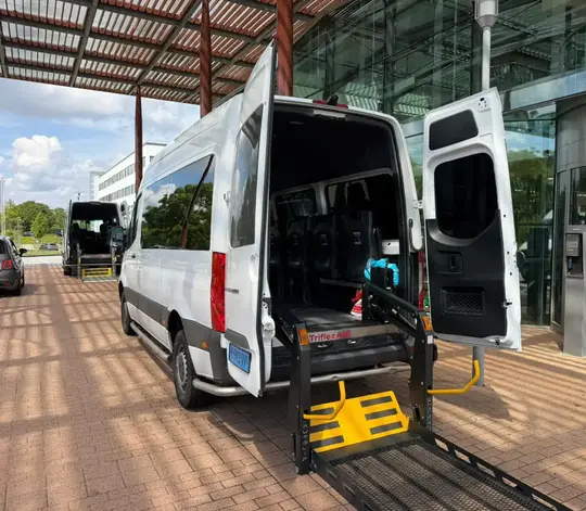Professionele rolstoeltaxi chauffeur helpt klant in Diemen